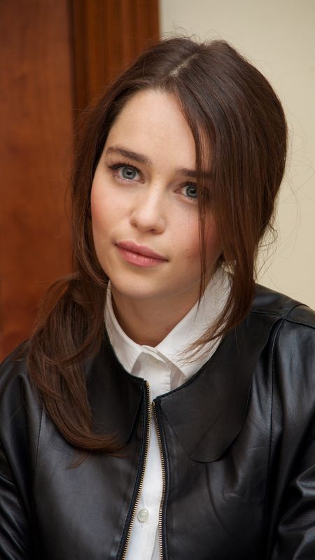 Emilia Clarke | Emilia Clarke Hollywood Heroine Wallpaper Download | MobCup