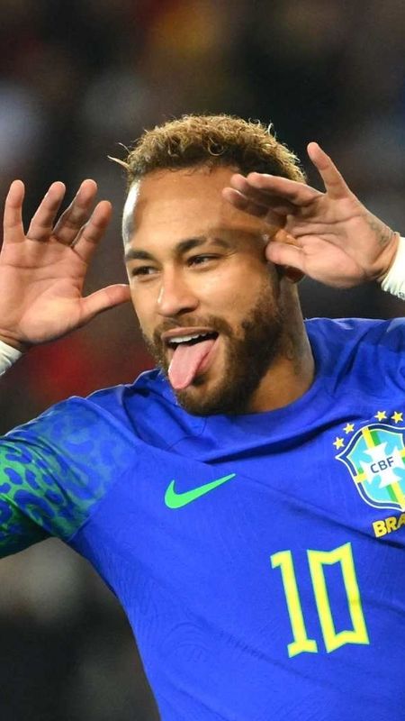 Neymar In Funny Look Wallpaper Download | MobCup
