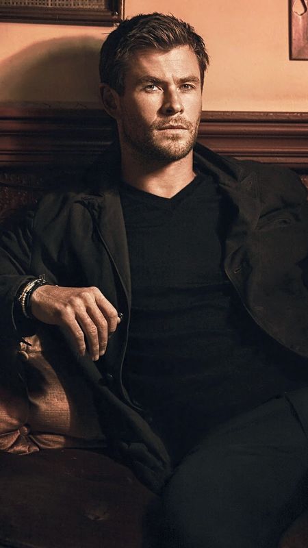 Chris Hemsworth | Hollywood | Hero Wallpaper Download | MobCup