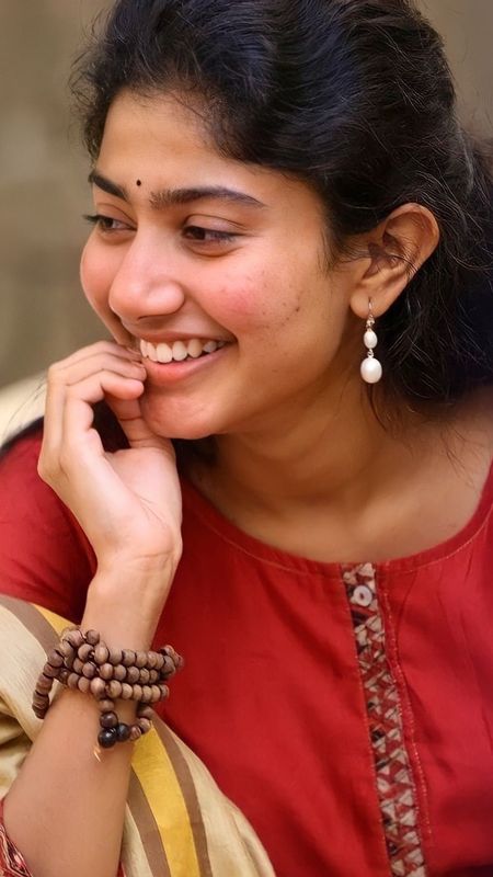 South Heroine | Sai Pallavi | Tollywood Beautiful Actress Wallpaper  Download | MobCup