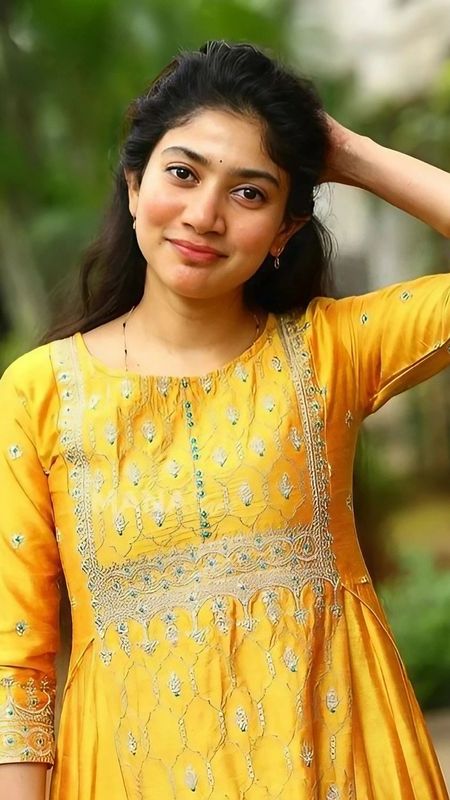 Sai Pallavi Photos Hd - Yellow Dress Wallpaper Download | MobCup