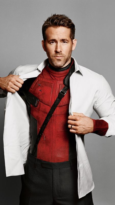 Ryan Reynolds Hollywood Hero Wallpaper Download Mobcup 