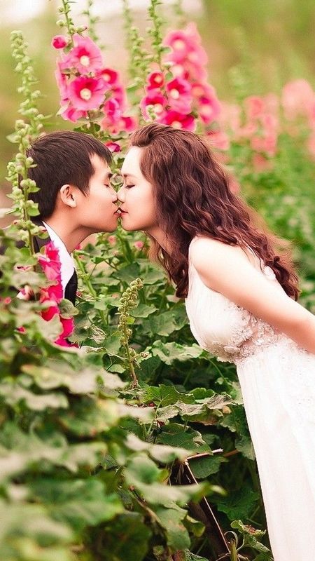 Love Couple - Garden Background Wallpaper Download | MobCup