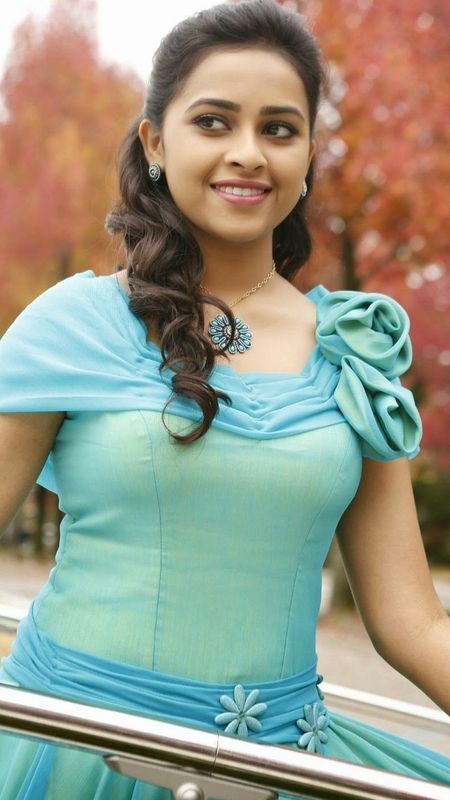 Sri Divya | Beautiful Actress Wallpaper Download | MobCup