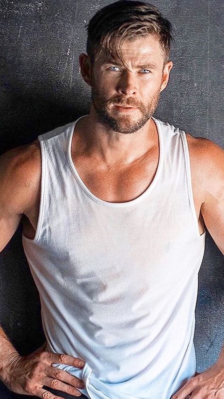 Chris Hemsworth | Hollywood | Chris Hemsworth Hollywood Wallpaper Download  | MobCup