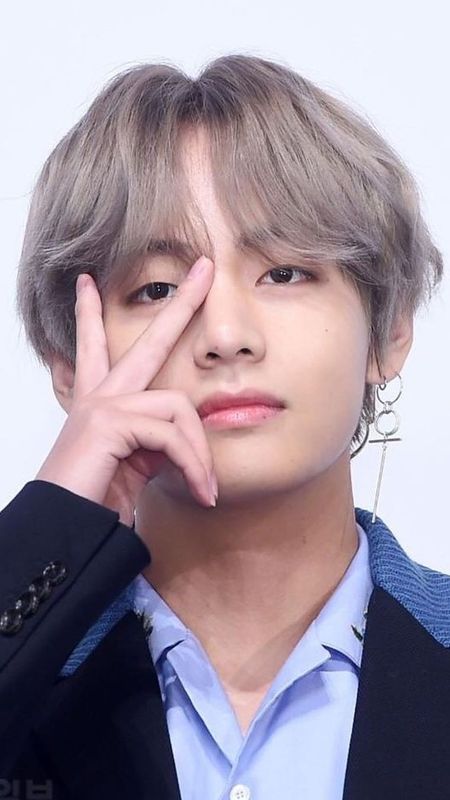 Bts Kim Taehyung - Kim Tae-hyung v sign Wallpaper Download | MobCup