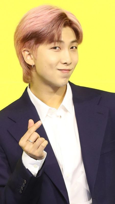 Bts Members Phone - Kim Namjoon Heart Hand Pose Wallpaper Download 