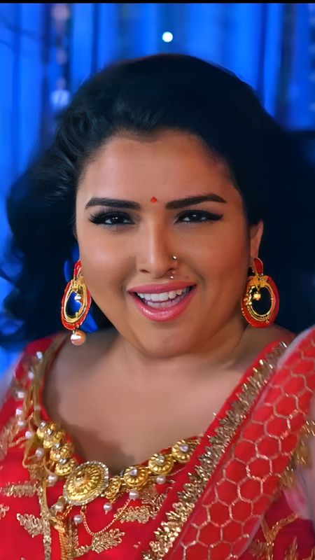 amrapali dubey in saree