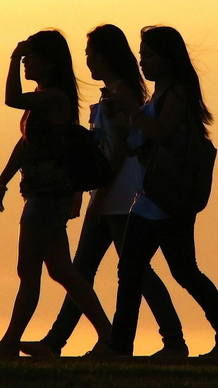 3 Friends - Girls Wallpaper Download | MobCup